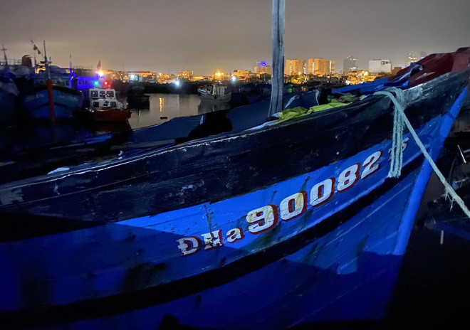 Đà Nẵng: Tàu cá bốc cháy khi đang neo đậu tại âu thuyền Thọ Quang ảnh 1