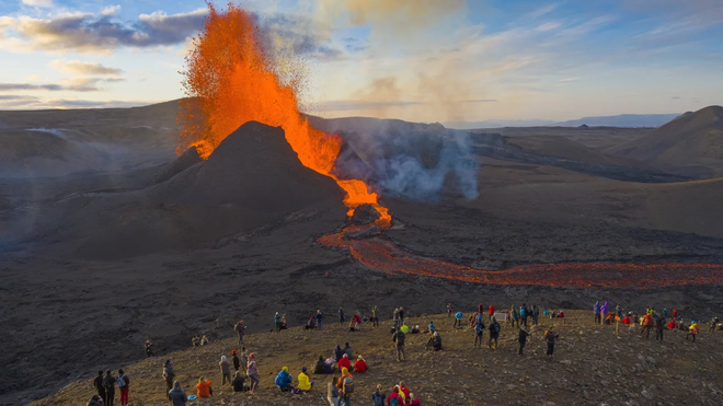 Núi lửa Fagradalsfjall trên Bán đảo Reykjanes phun trào hằng năm kể từ năm 2021. (Nguồn: AP) Iceland: 800 trận động đất trong một ngày, nguy cơ núi lửa phun trào ảnh 1