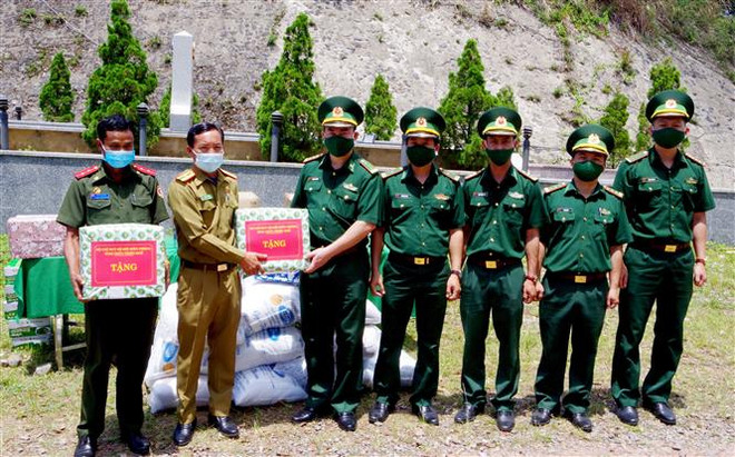 Chúc Tết Bunpimay, trao quà tặng người dân và lực lượng vũ trang Lào ảnh 1