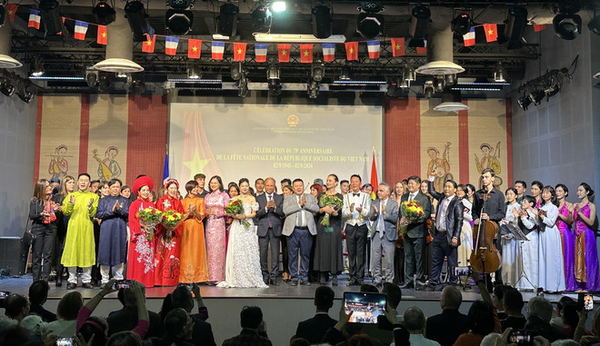 Đại sứ Đinh Toàn Thắng và khách mời tặng hoa và chụp ảnh lưu niệm cùng các nghệ sỹ Việt Nam và Pháp trình diễn tại buổi lễ. (Ảnh: Ngọc Hiệp/TTXVN) ttxvn_ky niem quoc khanh tai phap 2.jpg