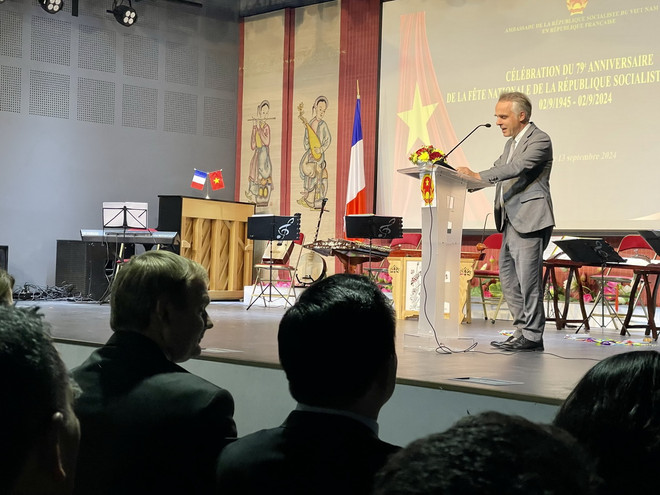 Ông Benoit Guidée, Vụ trưởng Vụ châu Á và Châu Đại Dương, Bộ châu Âu và Ngoại giao Pháp phát biểu tại buổi lễ. (Ảnh: Ngọc Hiệp/TTXVN) ttxvn_ky niem quoc khanh tai phap 1.jpg