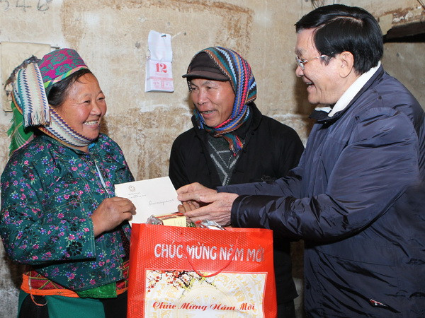 Chủ tịch nước Trương Tấn Sang đến thăm, chúc Tết và tặng quà cho gia đình bà Vừ Thị Máy, thương binh nặng ở xã Lũng Cú, huyện Đồng Văn, tỉnh Hà Giang. (Ảnh: Nguyễn Khang/TTXVN) Chủ tịch nước thăm chiến sỹ, đồng bào Hà Giang, Tuyên Quang ảnh 1