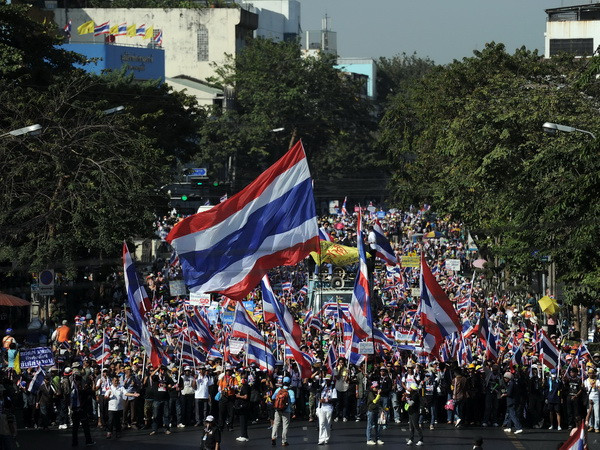 Người biểu tình tuần hành trên các đường phố ở Bangkok. (Nguồn: AFP/TTXVN) Cục điều tra đặc biệt Thái Lan triệu tập 55 thủ lĩnh biểu tình ảnh 1