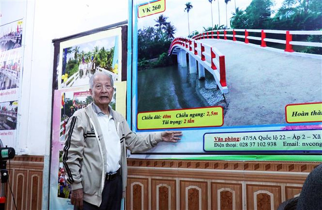 Ông Nguyễn Văn Công giới thiệu về quy mô những cây cầu nông thôn do nhóm VK xây dựng. (Ảnh: Xuân Khu/TTXVN) Kiều bào Việt Nam và những cây cầu kết nối quê hương ảnh 1