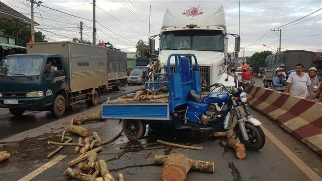 Mất lái, tạt đầu container, xe ba gác bị đâm xa hàng chục mét ảnh 1