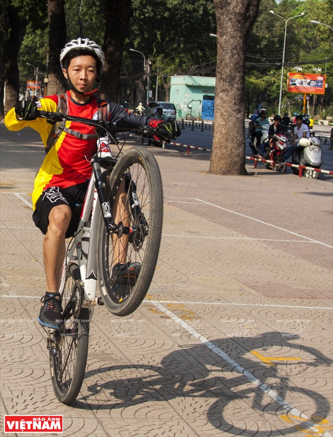 Thót tim với những pha "làm xiếc" mạo hiểm trên chiếc xe đạp ảnh 3