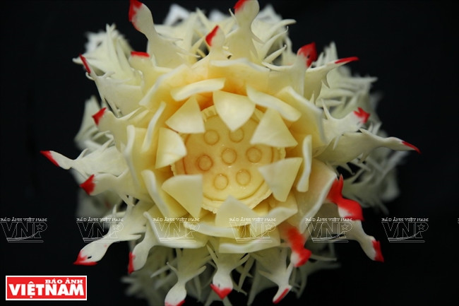 Rực rỡ, tinh xảo những đóa hoa được làm từ quả đu đủ xanh ảnh 1