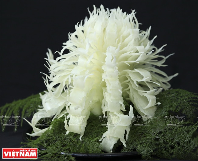 Rực rỡ, tinh xảo những đóa hoa được làm từ quả đu đủ xanh ảnh 9