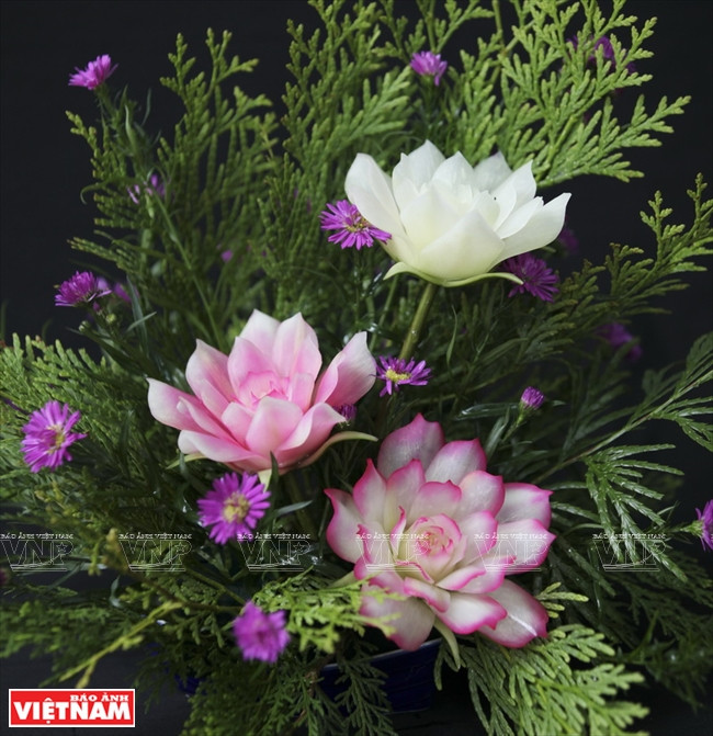 Rực rỡ, tinh xảo những đóa hoa được làm từ quả đu đủ xanh ảnh 13