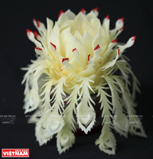 Rực rỡ, tinh xảo những đóa hoa được làm từ quả đu đủ xanh ảnh 8