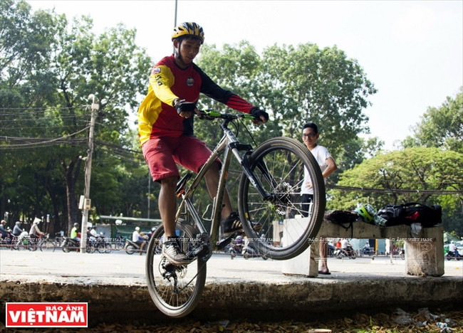 Thót tim với những pha "làm xiếc" mạo hiểm trên chiếc xe đạp ảnh 8