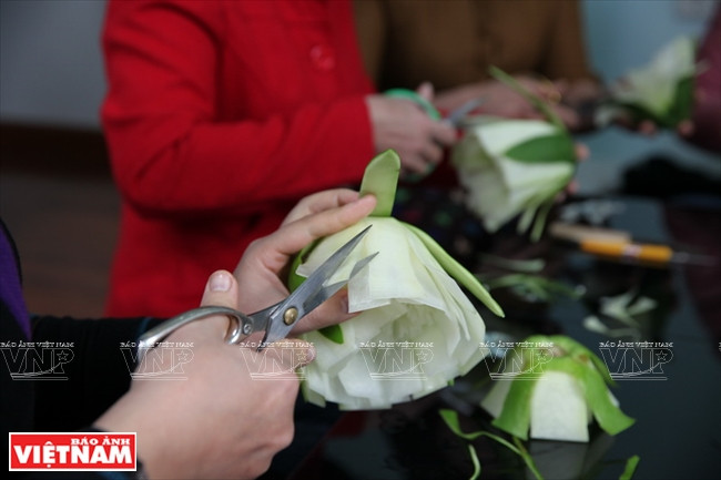 Rực rỡ, tinh xảo những đóa hoa được làm từ quả đu đủ xanh ảnh 4