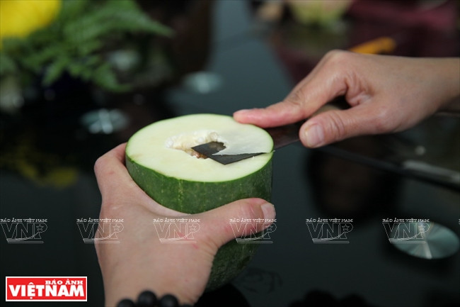 Rực rỡ, tinh xảo những đóa hoa được làm từ quả đu đủ xanh ảnh 2