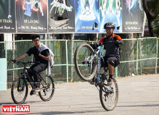 Thót tim với những pha "làm xiếc" mạo hiểm trên chiếc xe đạp ảnh 4