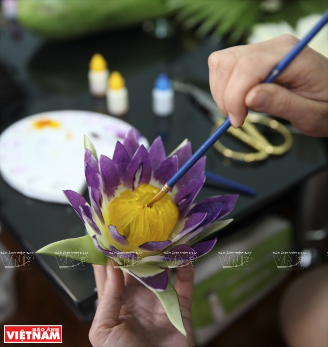 Rực rỡ, tinh xảo những đóa hoa được làm từ quả đu đủ xanh ảnh 6