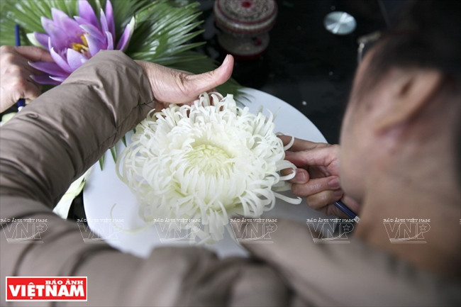 Rực rỡ, tinh xảo những đóa hoa được làm từ quả đu đủ xanh ảnh 5