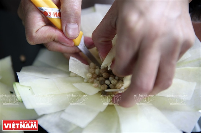 Rực rỡ, tinh xảo những đóa hoa được làm từ quả đu đủ xanh ảnh 3