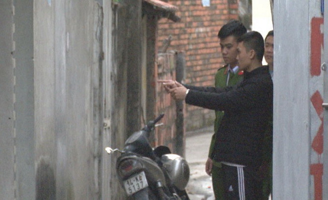 Đối tượng Vũ Đồng Duy Khải mô tả lại hành vi ném chất thải vào nhà con nợ. (Ảnh: TTXVN) Khởi tố nhiều đối tượng cho vay với "lãi suất cắt cổ" 180% ảnh 1