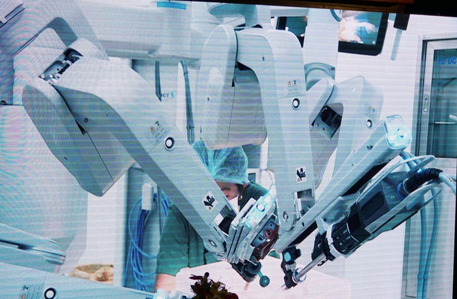 Phẫu thuật nội soi robot tại Bệnh viện Chợ Rẫy. (Ảnh: Phương Vy/TTXVN) Thêm một bệnh viện ở Việt Nam sử dụng robot trong phẫu thuật ung thư ảnh 1