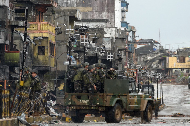 Binh sỹ Philippines tuần tra tại Marawi sau khi thành phố này được giải phóng ngày 17/10. (Nguồn: THX/TTXVN) Philippines tuyên bố kết thúc chiến dịch chống phiến quân ở Marawi ảnh 1