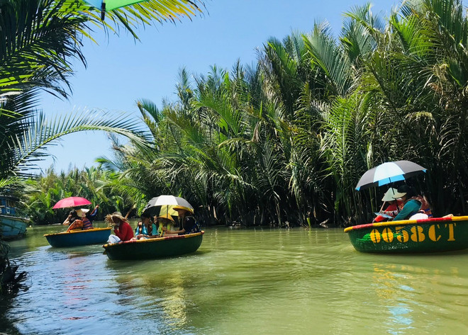 Khách tham quan rừng dừa Bảy Mẫu ở Cẩm Thanh. (Nguồn: Vietnam+) vnp_rung dua bay mau.jpg