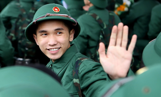 Thanh niên hăng hái lên đường nhập ngũ. (Ảnh: Thế Duyệt/TTXVN) ttxvn_thanh nien thai binh 2.jpg