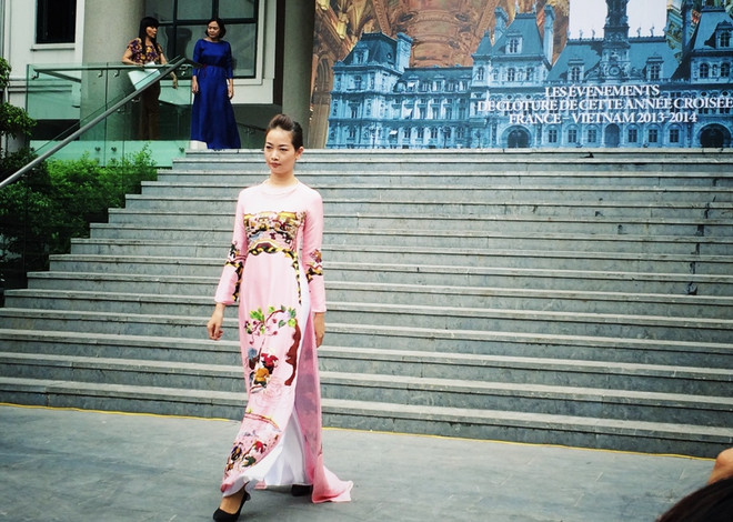 Áo dài thổ cẩm Việt Nam sẽ trình diễn tại Tòa thị chính Versailles ảnh 3
