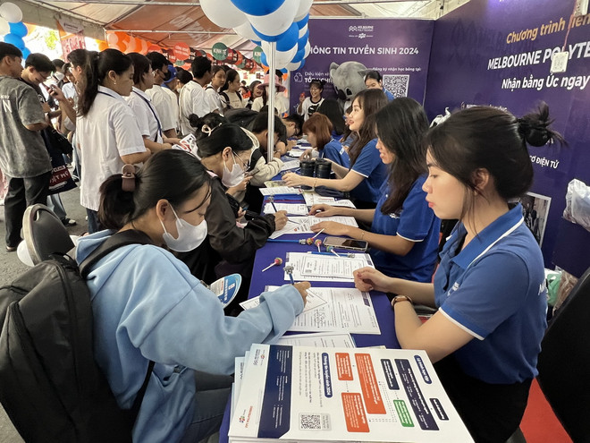 Tư vấn tuyển sinh, hướng nghiệp tại Cần Thơ. (Ảnh: Ánh Tuyết/TTXVN) ttxvn_Tu van tuyen sinh 1.jpg