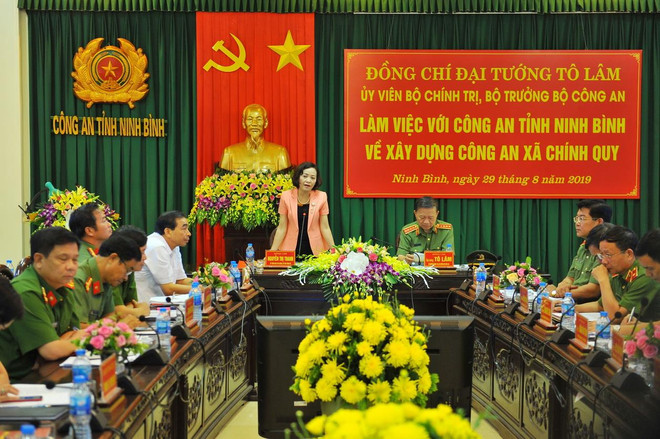 Bí thư tỉnh Ninh Bình Nguyễn Thị Thanh phát biểu tại buổi làm việc. (Ảnh: Minh Đức/TTXVN) Bộ trưởng Tô Lâm: Nâng cao hiệu quả của công an xã chính quy tại cơ sở ảnh 1