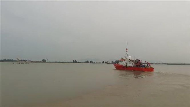 Hải đội 2 Biên phòng Nghệ An xuất kích đi cứu nạn tàu cá NA 95688 TS bị nạn trên biển. (Ảnh: TTXVN) Nghệ An: Khẩn cấp cứu nạn tàu cá cùng 16 ngư dân bị nạn trên biển ảnh 1