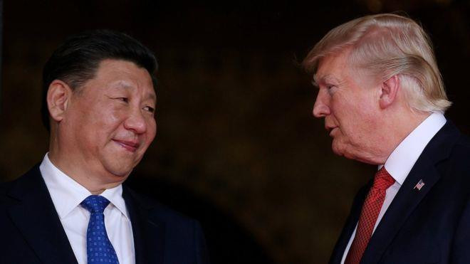 Tổng thống Mỹ Donald Trump (phải) và Chủ tịch Trung Quốc Tập Cận Bình. (Nguồn: Reuters) Tình thế của lãnh đạo Mỹ-Trung trong cuộc chiến thương mại ảnh 1