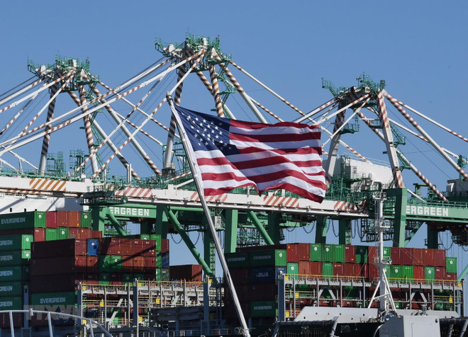 Vận chuyển hàng hóa tại Cảng Long Beach ở Los Angeles, bang California, Mỹ. (Nguồn: AFP/TTXVN) Ông Trump sẽ chọn kinh tế đất nước hay cuộc chiến thương mại? ảnh 1
