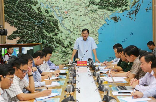 Bộ trưởng Bộ Nông nghiệp và Phát triển nông thôn Nguyễn Xuân Cường, Trưởng Ban chỉ đạo, chỉ đạo công tác ứng phó với cơn bão số 4 (bão Podul). (Ảnh: Thành Đạt/TTXVN) Lập hai đoàn chỉ đạo ứng phó với bão số 4 từ Nghệ An đến Quảng Bình ảnh 1