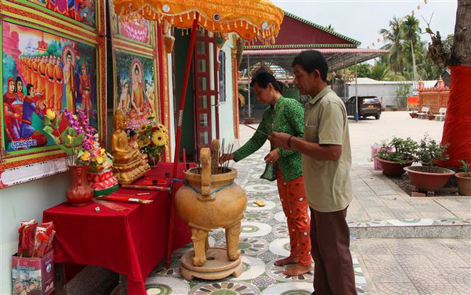 Người dân xã Vị Bình đến chùa Ratana Paphia Vararam thực hiện nghi lễ đón Tết Chôl Chnăm Thmây. (Ảnh: Hồng Thái/TTXVN) Rộn ràng Tết Chôl Chnăm Thmây của bà con dân tộc Khmer ở Hậu Giang ảnh 1