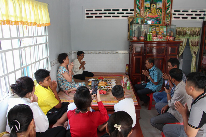 Gia đình ông Thạch Bích, ấp 4, xã Vị Bình, huyện Vị Thủy (Hậu Giang) thực hiện nghi thức cúng đón Tết Chôl Chnăm Thmây. (Ảnh: Hồng Thái/TTXVN) Rộn ràng Tết Chôl Chnăm Thmây của bà con dân tộc Khmer ở Hậu Giang ảnh 2