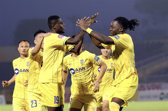 Pha ăn mừng của các cầu thủ Sông Lam Nghệ An. (Ảnh: TTXVN phát) V-League: Sông Lam Nghệ An giành trọn 3 điểm trước Hoàng Anh Gia Lai ảnh 1