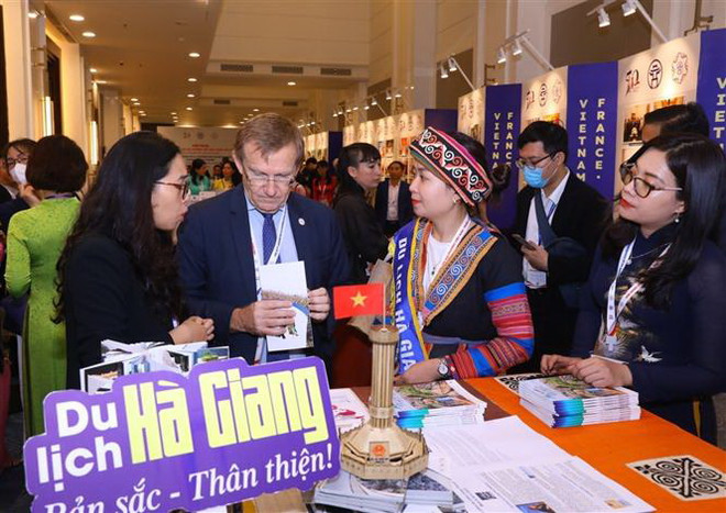 Các đại biểu tham quan khu trưng bày, giới thiệu các địa phương của Việt Nam. (Ảnh: Văn Điệp/TTXVN) Hợp tác giữa các địa phương Việt Nam-Pháp: Động lực thúc đẩy phục hồi ảnh 1