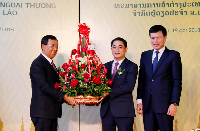 Vietcombank mở ngân hàng con đầu tiên trên thế giới tại Lào ảnh 2