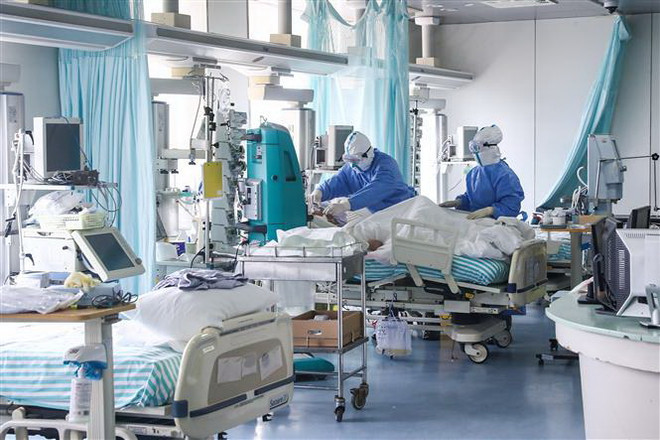 Nhân viên y tế chuyển bệnh nhân nghi nhiễm COVID-19 tới bệnh viện ở Daegu, Hàn Quốc ngày 19/2/2020. (Ảnh: Yonhap/TTXVN) Thành phố Seoul sẽ cấm tụ tập để hạn chế COVID-19 lây lan ảnh 1