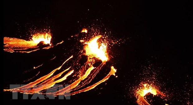 Một ngọn núi lửa phun trào gần thủ đô Reykjavik của Iceland ảnh 1