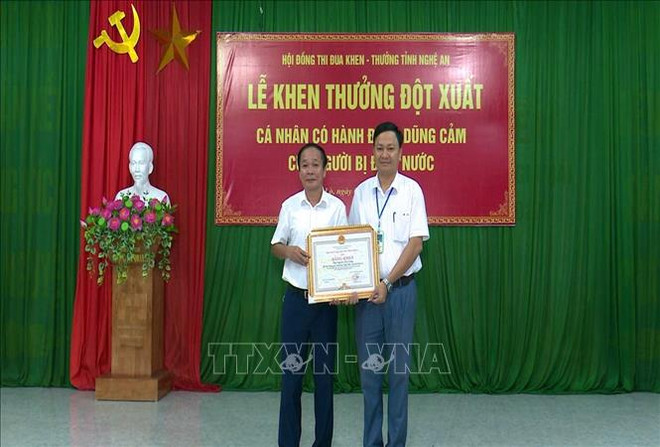 Cảm phục Bí thư phường quên mình cứu nhiều cháu nhỏ đuối nước ảnh 1
