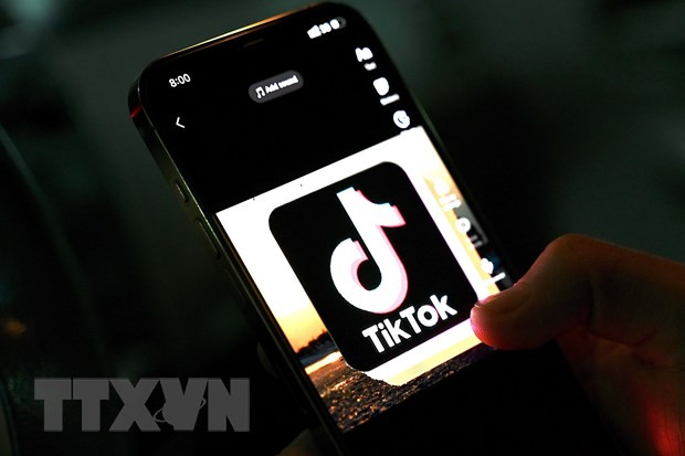 Biểu tượng TikTok trên màn hình điện thoại. (Ảnh: AFP/TTXVN) Scotland xóa ứng dụng TikTok khỏi tất cả các thiết bị của Quốc hội ảnh 1