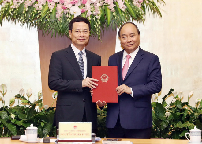 [Photo] Ông Nguyễn Mạnh Hùng nhận quyết định quyền Bộ trưởng ảnh 1