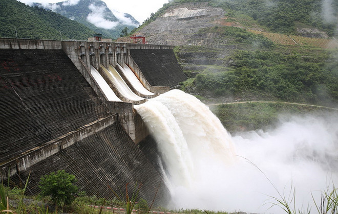 Lượng nước đổ về thủy điện Bản Vẽ vẫn tăng cao sau 2 ngày xả lũ ảnh 1