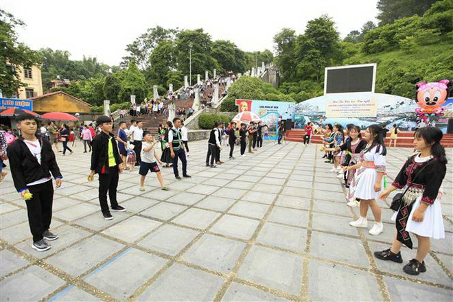 Người Mông ở tỉnh Điện Biên nô nức xuống phố vui Tết Độc lập ảnh 1