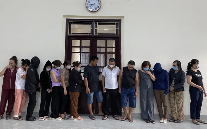 Các đối tượng liên quan đến hoạt động đánh bạc. (Nguồn: Công an tỉnh Quảng Bình) Quảng Bình: Phá chuyên án đánh bạc, cho vay lãi nặng ở Đồng Hới ảnh 1