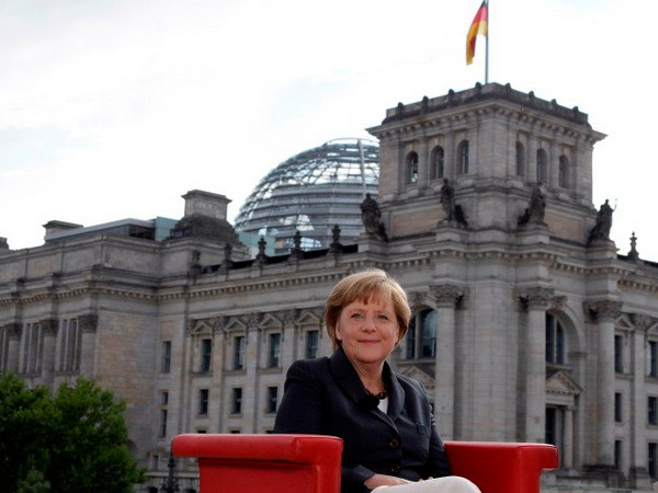 Thủ tướng Đức Angela Merkel trước tòa nhà Hạ viện Đức. (Nguồn: Reuters) Quyền lực của EU đã chuyển từ Brussels về Berlin? ảnh 1