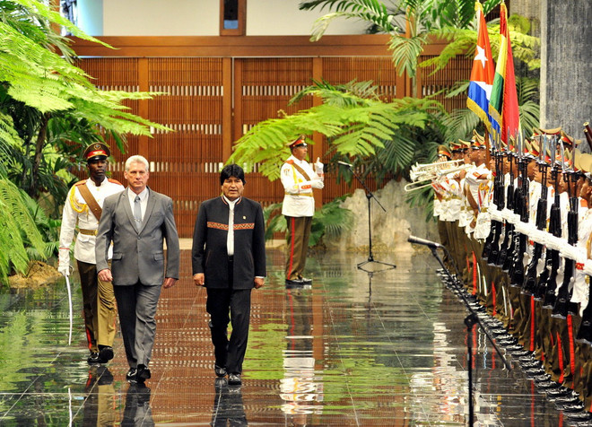 Chủ tịch Cuba Miguel Díaz-Canel và Tổng thống Bolivia Evo Morales duyệt đội danh dự trong lễ đón chính thức. (Ảnh: Vũ Hà/TTXVN) Bolivia sẵn sàng tăng cường hợp tác với Cuba trong giai đoạn mới ảnh 1
