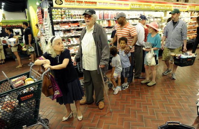 Người dân mua sắm tại một siêu thị ở New York, Mỹ. (Nguồn: AFP/TTXVN) Doanh số bán nhà tăng nhưng kinh tế Mỹ có dấu hiệu chững lại ảnh 1