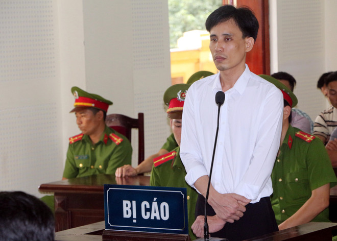 Hoàng Đức Bình tại phiên xét xử. (Ảnh: Bích Huệ/TTXVN) Nghệ An: Y án sơ thẩm 14 năm tù đối với bị cáo Hoàng Đức Bình ảnh 1